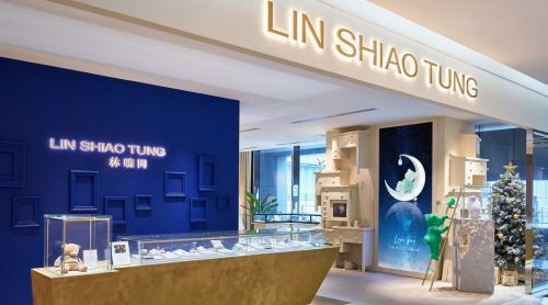 登高熊放大百倍现身台北旗舰店